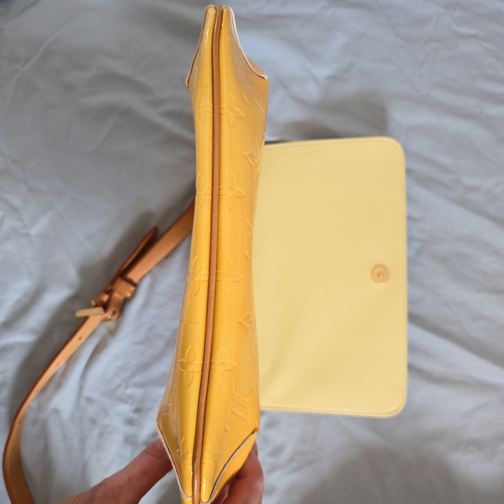 LOUIS VUITTON Thompson Street Beige (Yellow) Vernis Shoulder Baf - Picture 9 of 17